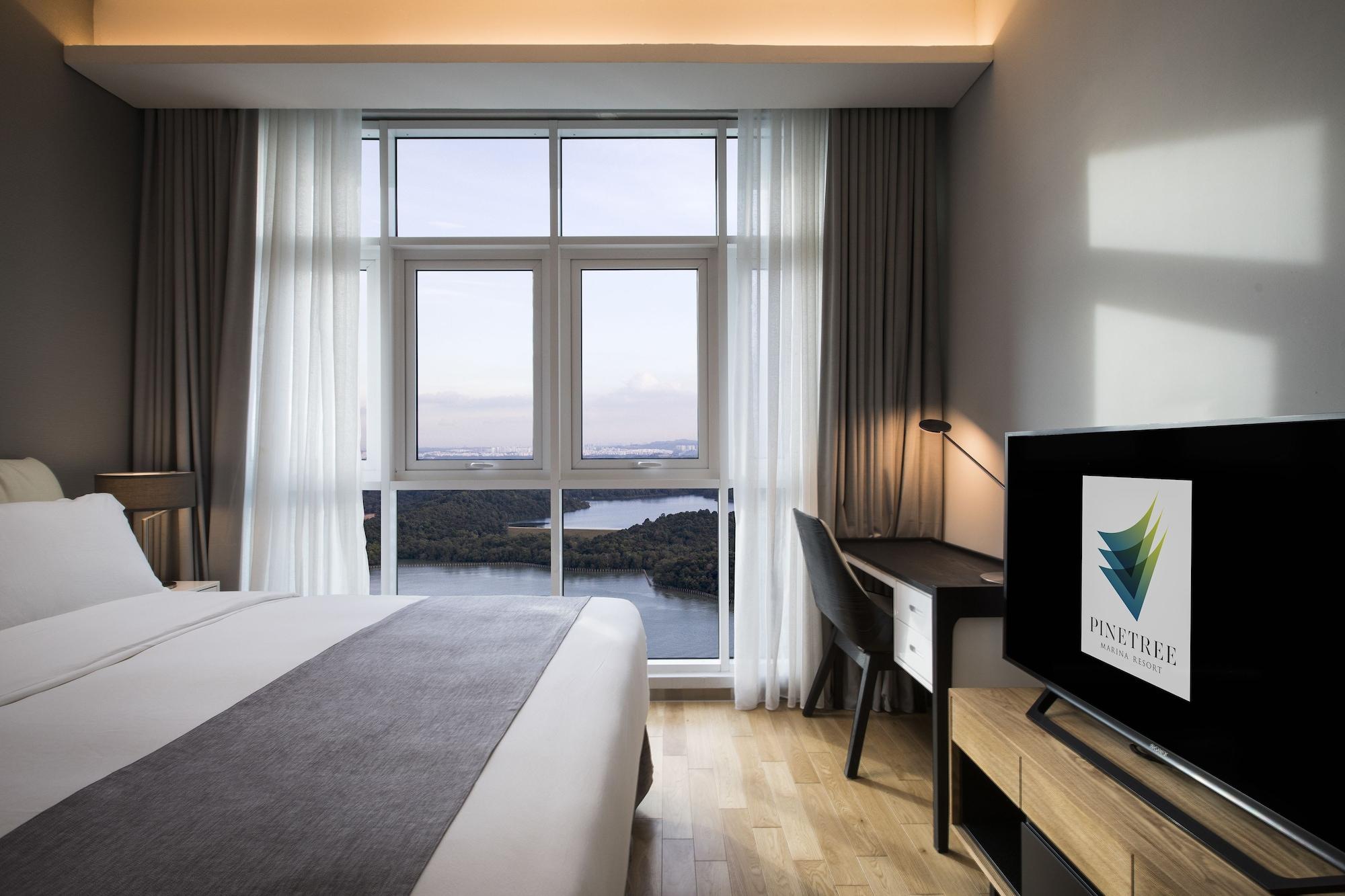 Pinetree Marina Aparthotel